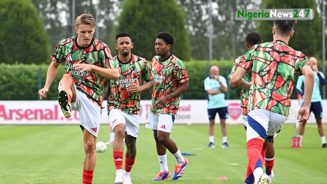 Arsenal players train 1