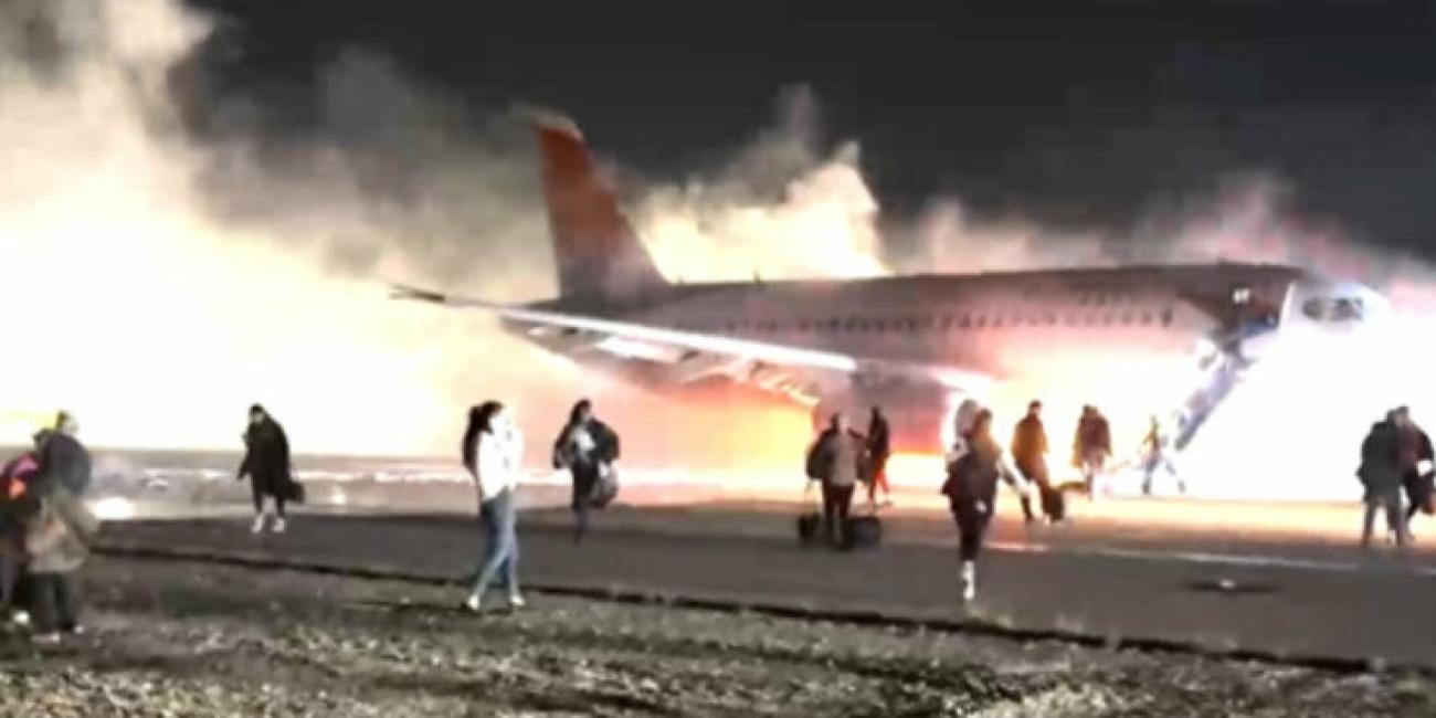 Russian Plane with 87 Passengers Makes Emergency Landing in Turkey After Engine Fire